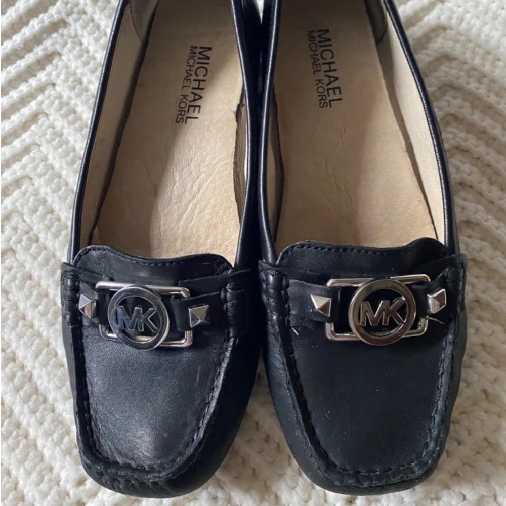 Michael Kors be 6.5 Leather Loafer Moccasin Flats. Silver Logo.